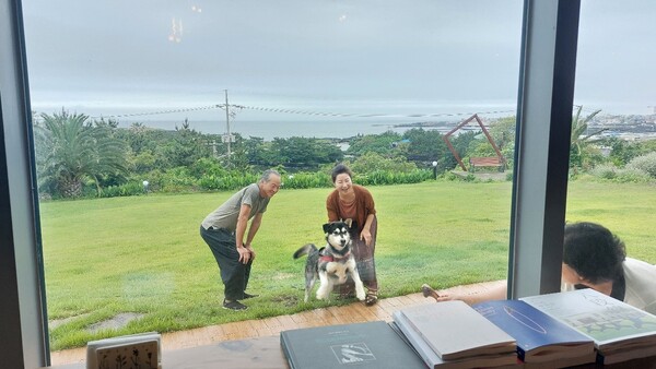 '한겨레' 전 베이징 특파원이자 전통무예인 팔단금 협회장인 이길우 씨 부부가 경영하는 카페 ‘바누’에서 마스코트가 된 유기견. © 이봉수