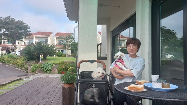 김강미 씨가 안고 있는 ‘하루’는 13마리를 키우던 견주가 죽자 임시보호견으로 있다가 입양됐는데 지금도 ‘눈칫밥’을 먹는다. © 이봉수