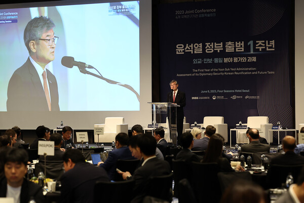 조태용 국가안보실장이 지난 9일 서울 종로구 포시즌스 호텔에서 연설을 하는 동안 참석자들이 이를 경청하고 있다. 주한 외교사절들도 참석한 자리였다. 2023.6.9. 연합뉴스 