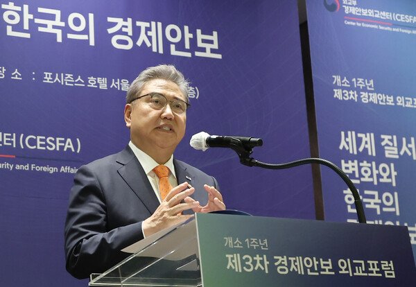 박진 외교부 장관이 9일 서울 종로구 포시즌스 호텔에서 열린 제3차 경제안보 외교포럼에서 개회사를 하고 있다. 박 장관은 이날 기자들에게 최근 이재명 민주당 대표와 만난 싱하이밍 중국 대사가 정부의 외교노선에 대해 비판발언한 것을 들어 "대사의 역할은 우호를 증진하느 것이지 오해를 확산하면 안된다"고 강조했다. 2023.6.9. 연합뉴스 