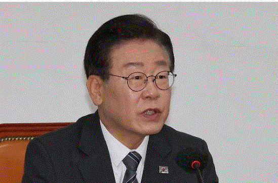 이재명 더불어민주당 대표는 12일 오전 국회에서 열린 최고위원 회의에서 일본 후쿠시마 오염수 방류 문제를 두고 “희한하게도 가장 큰 피해를 입는 대한민국 윤석열 정부만이 오염수 방류를 침묵으로 사실상 용인하고 있다”고 비판했다. 2023.6.12. 연합뉴스