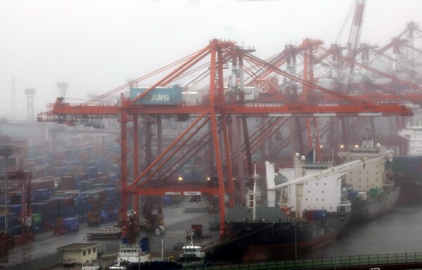 1일 오전 부산항 일대가 안개로 말미암아 뿌연 모습을 보이고 있다.관세청은 6월 들어 10일까지 조업일수의 영향으로 수출이 전년 같은 기간보다 1.2% 증가했다고 발표했다. 2023.6.1. 연합뉴스