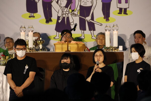 12일 강원도 원주시 봉산동성당에서 열린 12차 친일매국 검찰독재 윤석열 퇴진 주권회복을 위한 월요 시국기도회'에서 양회동 열사 유가족들이 발언하고 있다. 2023.6.12. 에큐메니안 임석규 객원기자