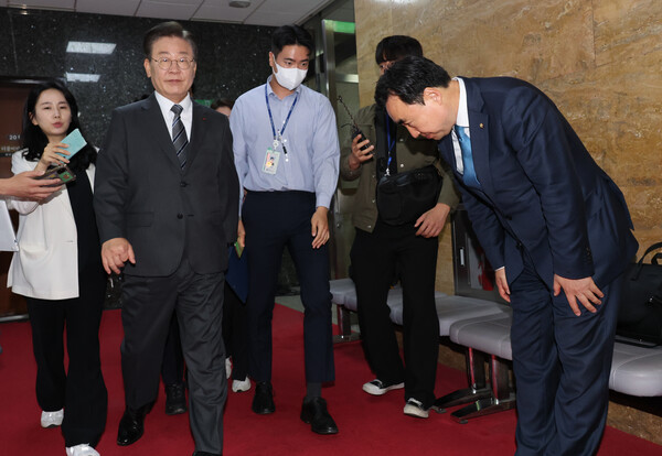 무소속 윤관석 의원이 12일 오전 국회에서 민주당 의원총회에 참석하는 이재명 대표에게 인사하고 있다. 이날 오후 국회 본회의에서는 이른바 '전당대회 돈 봉투 의혹' 사건으로 구속영장이 청구된 무소속 윤관석·이성만 의원에 대한 체포동의안 표결이 있었다. 2023.6.12 연합뉴스