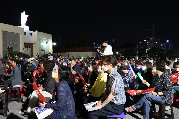 12일 강원도 원주시 봉산동성당에서 열린 12차 친일매국 검찰독재 윤석열 퇴진 주권회복을 위한 월요 시국기도회'에서 신도와 시민들이 노래를 부르고 있다. 2023.6.12. 에큐메니안 임석규 객원기자