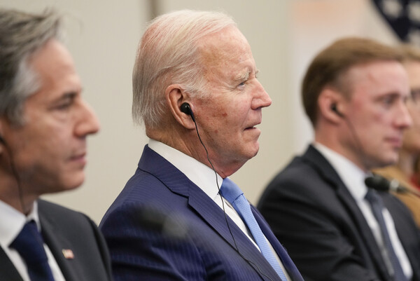 주요 7개국(G7) 정상회의 참석차 일본을 방문한 조 바이든 대통령이 지난 18일 히로시마에서 기시다 후미오 일본 총리와 정상회담을 갖고 있다. 좌 설리번 국가안보보좌관과 우 토니 블링컨 국무장관이 보좌하고 있다. 2023.5.18. AP 연합뉴스 