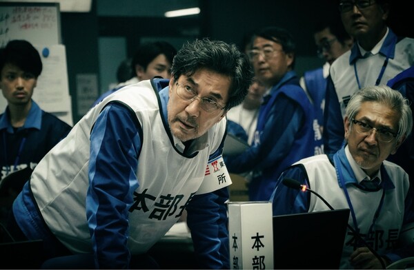 ‘더 데이스’는 3·11 대지진에 따른 후쿠시마 원전사고 당시 7일간의 긴박한 상황을 극화한 8부작 드라마로 야쿠쇼 코지(왼쪽) 등 일본 유명 배우들이 출연한다. 유튜브 화면 갈무리.