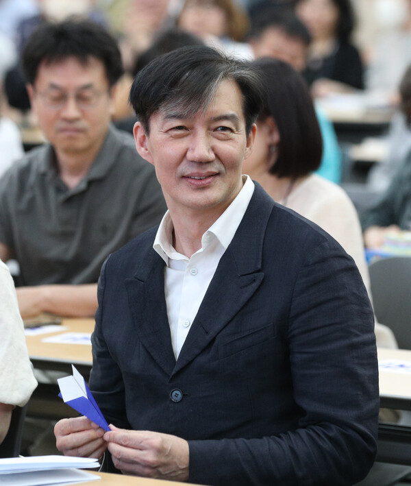 조국 전 법무부 장관이 26일 오후 대구 북구 엑스코에서 열린 '가불 선진국에서 펼치는 법고전 산책 이야기' 북콘서트에 참석하고 있다. 2023.5.26