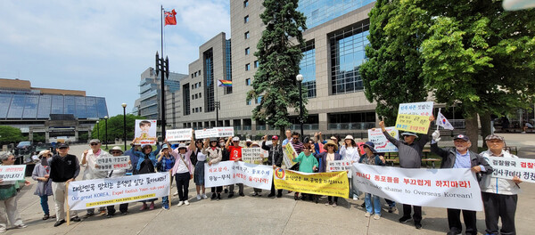 캐나다 동포들이 10일(현지 시간) 캐나다 토론토 멜라스트먼 광장에서 '윤정권 퇴진 및 핵오염수 방류 규탄 시국대회'를 열고 있다. 2023.6.13. 사진 캐나다 범민주원탁회의