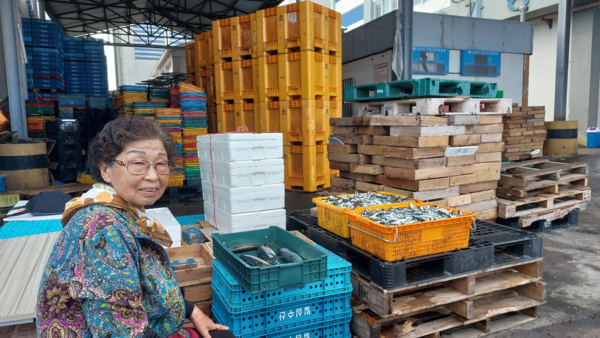 성산포 위판장 한 켠에서 노점상을 하는 고숙자(83) 씨는 핵오염수 바다 투기로 평생직장을 어떻게 유지할지 걱정이다. © 이봉수