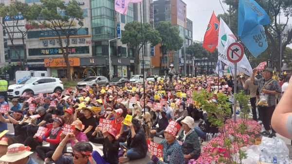 1000명 넘는 농수축산업 종사자 등이 구호를 외치고 있다. © 이봉수