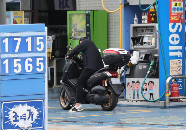 국제 유가가 하락하면서 5월 수출입 물가지수가 넉 달 만에 떨어졌다. 사진은 서울의 한 주유소의 모습. 2023.5.7. 연합뉴스