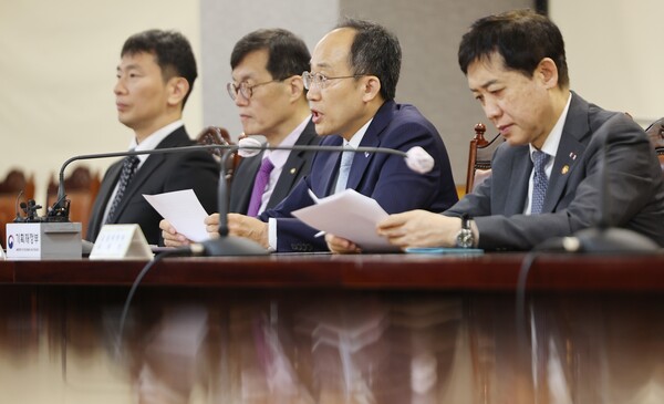 추경호 경제부총리 겸 기획재정부 장관이 15일 오전 서울 중구 은행회관에서 열린 비상거시경제금융 회의에서 발언하고 있다. 사진 왼쪽부터 이복현 금융감독원장, 이창용 한국은행 총재, 추 부총리, 김주현 금융위원장. 2023.6.15. 연합뉴스