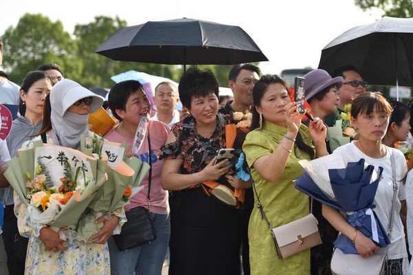 8일 중국 지린성의 한 학교 밖에서 학부모들이 대학 입학시험인 '가오카오'(高考)를 치는 자녀들을 기다리고 있다. 전날 이틀 일정으로 치러진 올해 '가오카오'에는 1천291만 명이 응시하며 역대 최다 기록을 경신했다. 2023.06.09. AFP 연합뉴스