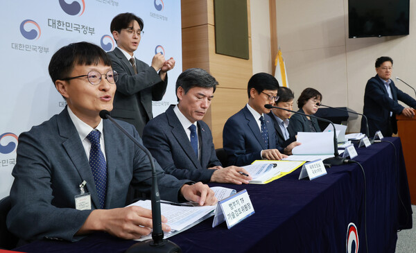 기술검토위원장인 경희대 원자력공학과 허균영 교수가 15일 정부서울청사 별관에서 후쿠시마 원전 오염수 방류 관련 설명을 하고 있다. 2023.6.15. 연합뉴스