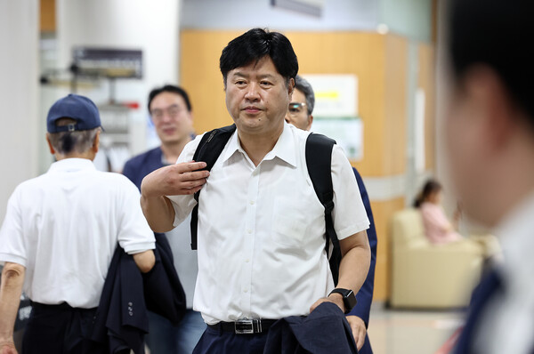 김용 전 민주연구원 부원장이 15일 오전 서초구 서울중앙지방법원에서 열린 불법 대선자금 수수 관련 1심 속행공판에 출석하고 있다. 2023.6.15. 연합뉴스