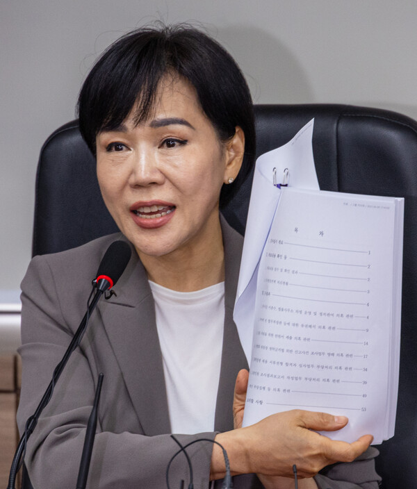 전현희 국민권익위원장이 12일 오전 서울 종로구 정부서울청사에서 열린 감사원 '권익위' 감사 관련 기자간담회에 참석해 감사 결과 보고서를 들고 입장을 밝히고 있다. 2023.6.12. 연합뉴스