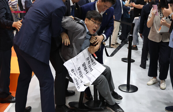 지난 14일 서울 강남구 코엑스에서 개막한 서울국제도서전에서 송경동 시인이 문화예술계 블랙리스트 작성 논란이 있는 오정희 소설가의 2023 서울국제도서전 홍보대사 임명에 항의하며 시위를 하고 있다. 2023.6.14. 연합뉴스