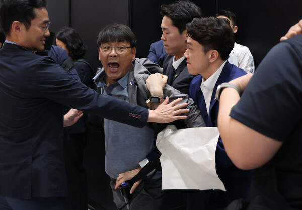 지난 14일 서울 강남구 코엑스에서 개막한 서울국제도서전에서 송경동 시인이 문화예술계 블랙리스트 작성 논란이 있는 오정희 소설가의 2023 서울국제도서전 홍보대사 임명에 항의하며 시위를 하고 있다. 2023.6.14. 연합뉴스