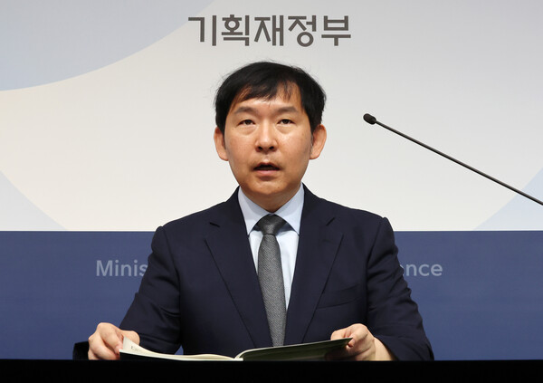 이승한 기획재정부 경제분석과장이 16일 오전 세종시 정부세종청사에서 2023년 6월 최근 경제동향을 설명하고 있다. 2023.6.16. 연합뉴스