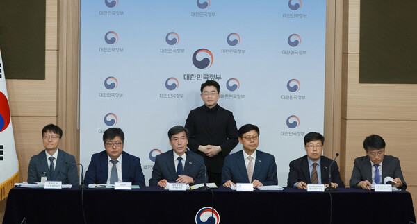 박구연 국무조정실 국무1차장(왼쪽 세 번째)이 16일 정부서울청사 별관에서 열린 후쿠시마 원전 오염수 방류 관련 일일브리핑에서 발언하고 있다. 왼쪽부터 범정부 TF 기술검토위원장인 경희대 원자력공학과 허균영 교수, 윤현수 외교부 기후환경과학외교국장, 박구연 국무조정실 국무1차장, 송상근 해양수산부 차관, 신재식 원안위 방사선방재국장, 우영택 식약처 수입식품안전정책국장 2023.6.16. 연합뉴스