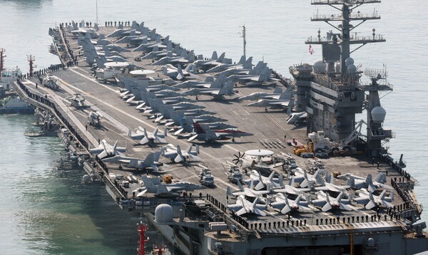  미 핵 추진 항공모함 니미츠호(CVN-68)가 28일 오전 부산 작전기지로 입항하고 있다. 니미츠호를 포함한 미 제11항모강습단은 전날 제주 남방 공해상에서 해군과 연합해상훈련을 펼쳤다. 2023.3.28 연합뉴스