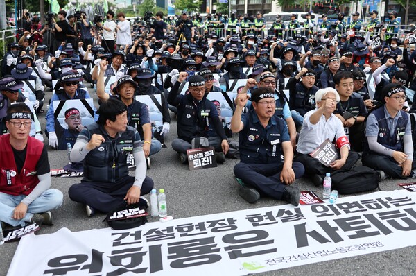 15일 오후 서울 건설회관 앞에서 열린 건설노조 탄압중단 집회에서 민주노총 전국건설노동조합원들이 관련 구호를 외치고 있다. 2023.6.15. 연합뉴스