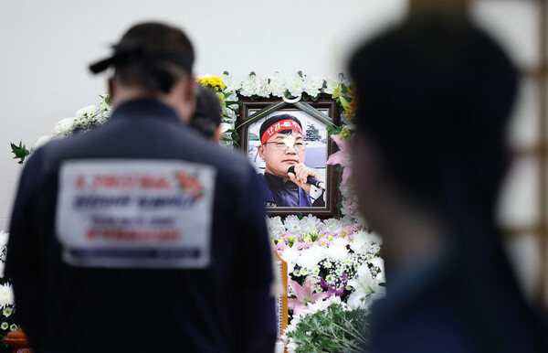 4일 오후 서울 종로구 서울대병원 장례식장에 마련된 민주노총 건설노조 강원지부 간부 양회동씨의 빈소에서 건설노조 조합원들이 조문하고 있다. 2023.5.4. 연합뉴스