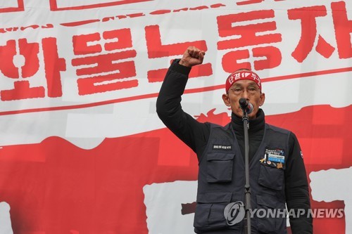 이봉주 민주노총 공공운수노조 화물연대본부 위원장이 3일 오후 서울 여의도 국회 앞에서 열린 전국노동자대회에서 발언하고 있다. 2022.12.3. 연합뉴스