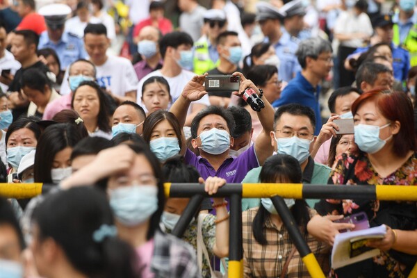 중국의 대학 입학시험인 가오카오(高考)가 시작되는 7일 후베이성 우한의 한 학교 밖에서 학부모들이 기다리고 있다. 작년 말 '위드 코로나'로 전환된 후 첨 치러지는 올해 가오카오는 8일까지 이틀간 진행된다. 2023.06.07. AFP 연합뉴스