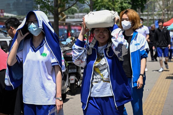 중국의 대학 입학시험 가오카오(高考)가 실시되는 7일 고사를 마친 수험생들이 베이징의 한 시험장을 나서고 있다. 다음날까지 이틀간 치러지는 올해 시험에는 역대 최다 인원에 해당하는 1291만 명이 응시했다. 2023.06.07. AFP 연합뉴스