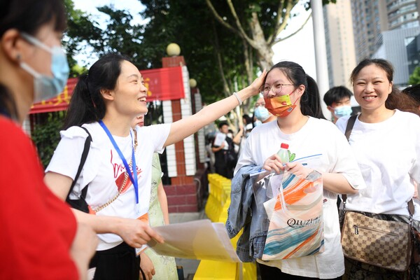 7일 중국 후베이성 우한에서 학부모들이 대학 입학시험인 가오카오(高考)를 치르는 자녀를 배웅하고 있다. 가오카오는 8일까지 이틀 동안 치러지며 올해 수험생은 1천291만명으로 역대 최다 기록을 경신했다. 2023.06.07. AFP 연합뉴스