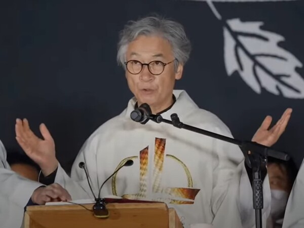 천주교 정의구현전국사제단 대표 김영식 신부가 2022년 11월 14일 저녁 서울 중구 서울파이낸스센터 앞에서 ‘용산 이태원 참사 희생자들을 위한 추모 미사’를 열며 희생자들 이름을 호명하고 있다. 빨간아재 유튜브 현장 중계 화면 캡처