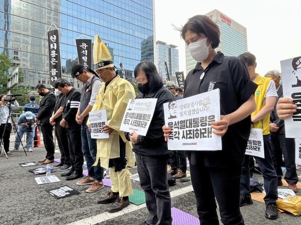 17일 서울 중구 서울파이낸스센터 앞에서 열린 '건설노동자 양회동 열사 범국민 추모제'에 참가한 양회동 열사 유가족과 상주단이 묵념을 하고 있다. 민주노총 건설노조 장옥기 위원장은 상복을 입었다. 장 위원장 왼쪽으로 민주노총 양경수 위원장, 양회동 열사 친형 양회선 씨. 2023.6.17. 김성진 기자