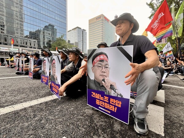 17일 서울 중구 서울파이낸스센터 앞에서 열린 '건설노동자 양회동 열사 범국민 추모제'에서 민주노총 건설노조 조합원들이 양 열사의 영정이 그려진 팻말을 들고 있다. 2023.6.17. 김성진 기자
