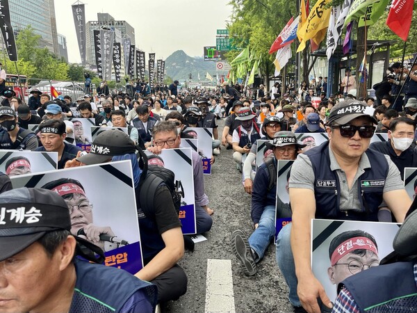 17일 서울 중구 서울파이낸스센터 앞에서 열린 '건설노동자 양회동 열사 범국민 추모제'에 참가한 민주노총 건설노조원과 시민들의 모습. 이날 추모제에는 1500여 명이 참가했으며, 경찰은 11개 기동대에서 700명의 경력을 파견했다. 2023.6.17. 김성진 기자