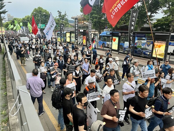 17일 '건설노동자 양회동 열사 범국민 추모제'에 참가한 노동자와 시민들이 서울 종로구 서울대병원장례식장 앞을 행진하고 있다. 2023.6.17. 김성진 기자
