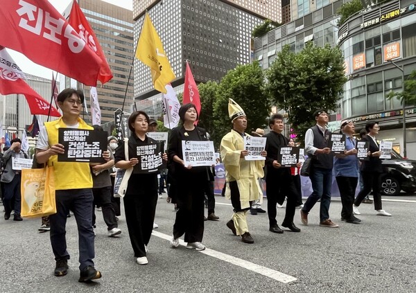 17일 '건설노동자 양회동 열사 범국민 추모제'에 참가한 유가족과 상주, 정당 및 시민단체 대표 등이 종로 1가를 행진하고 있다. 오른쪽부터 윤희숙 진보당 상임대표, 박석운 양회동열사공동행동 공동대표, 양경수 민주노총 위원장, 양회동 열사 친형 양회선 씨, 장옥기 민주노총 건설노조위원장, 이정미 정의당 대표, 이은주 정의당 의원. 2023.6.17. 김성진 기자