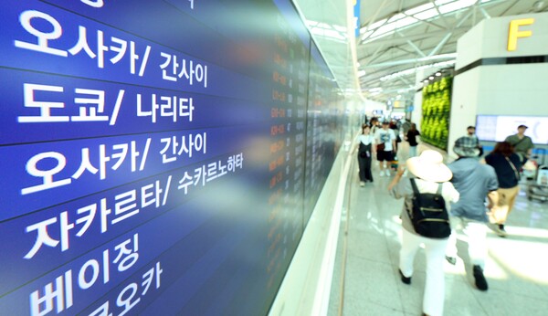 원/엔화 환율이 약 8년 만에 최저치 수준으로 떨어진 가운데 18일 인천국제공항 제1여객터미널 출국장에 설치된 비행 스케줄 스크린에 일본행 항공편 정보가 띄워져 있다. 16일 오후 3시 30분 기준 원/엔 재정환율은 100엔당 903.82원으로, 2015년 6월 26일(905.40원) 이후 약 8년 만에 가장 낮은 수준까지 떨어졌다. 2023.6.18. 연합뉴스