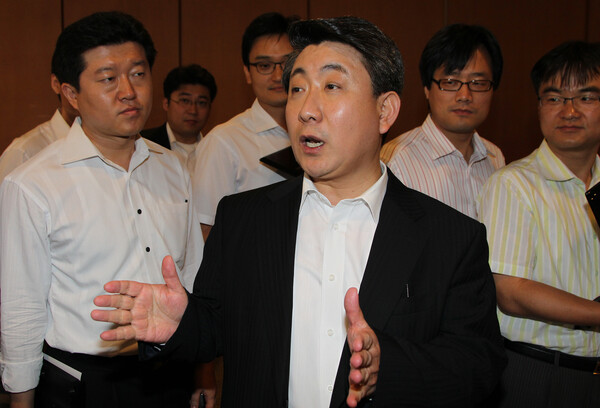 이명박 정부 시절인 2010년 이동관 청와대 홍보수석이 청와대 춘추관에서 브리핑을 마친뒤 기자들의 질문에 답변하고 있다.2010.7.7 연합뉴스