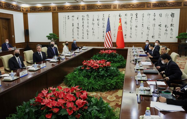 토니 블링컨 미국 국무장관(왼쪽 두번째)과 중국 외교라인 1인자인 왕이 공산당 중앙정치국 위원(오른쪽 두번째)이 19일 중국 베이징에서 회담하고 있다. 블링컨 장관은 전날 오전 미국 국무장관으로는 5년 만에 중국을 찾았다. 2023.06.19. AFP 연합뉴스
