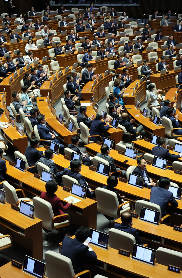 19일 오전 국회에서 열린 본회의에서 더불어민주당 이재명 대표의 교섭단체 대표연설 도중에 민주당 의원들만 박수를 치고 있다. 2023.6.19. 연합뉴스