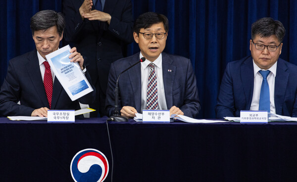 송상근 해양수산부 1치관이 16일 정부서울청사에서 열린 후쿠시마 원전 오염수 방류 관련 일일 브리핑에서 수산물 방사능 검사 결과에 대해 설명하고 있다. 2023.6.19. 연합뉴스