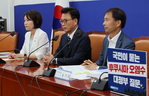 더불어민주당 박광온 원내대표가 19일 오후 국회에서 열린 후쿠시마 오염수 1일 1질문 브리핑에서 발언하고 있다. 왼쪽부터 이소영 원내대변인, 박 원내대표, 송기호 변호사. 2023.6.19 연합뉴스