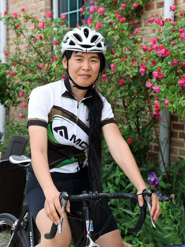 국내 최초의 성전환 사이클 선수 나화린(37)씨가 강원 철원군의 한 카페에서 포즈를 취하고 있다. 그는 지난해 성전환(성확정) 수술을 받고 공식적으로 여성이 됐다. 2023.6.1. 연합뉴스