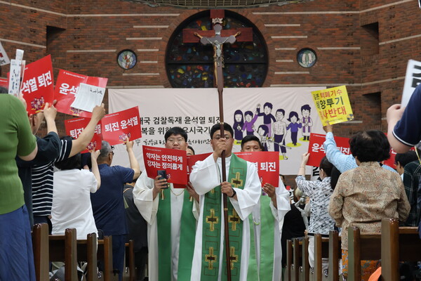 19일 충청북도 청주시 흥덕성당에서 열린 '친일매국 검찰독재 윤석열퇴진 월요 시국기도회'에 참석한 신부들이 퇴장하고 있다. 2023.6.19. 에큐매니안 임석규 기자