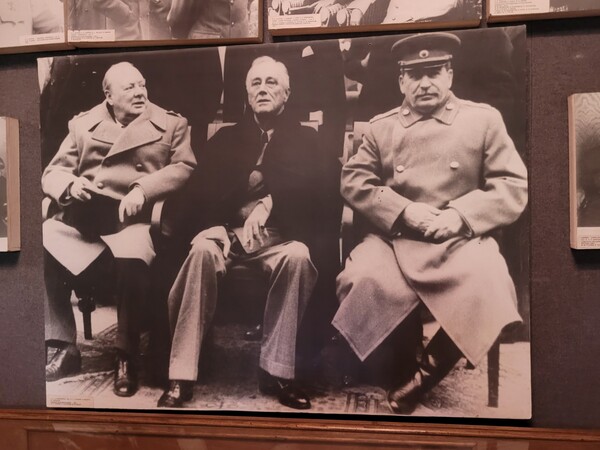 1945년 2월 4~11일 소련 흑해연안의 얄타에서 만난 윈스턴 처칠 영국 총리, 프랭클린 루즈벨트 미국 대통령, 요시프 스탈린 소련 공산당 서기장(왼쪽부터). 조지아 고리의 스탈린 박물관에 전시된 사진이다.  김진호 에디터