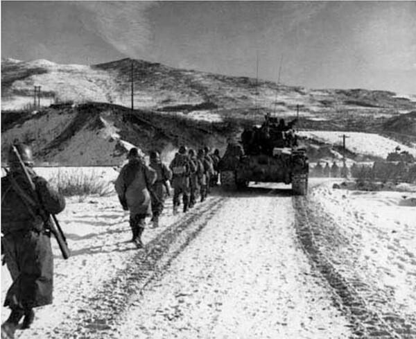 당시 세계 최정예 부대로 평가받던 미국 해병대의 제1사단 병사들이 1950년 12월 초순 중공군에 패해 함경남도 장진호 인근 하갈우리 도로를 통해 철수하고 있다. 브리태니카