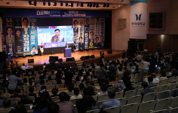 더불어민주당이 새 지도부를 선출하는 8·28 전당대회 지역 순회 경선을 시작한 6일 강원 원주시 한라대학교 대강당에서 열린 합동연설회에서 송갑석 최고위원 후보가 정견을 발표하고 있다. 2022.8.6. 연합뉴스