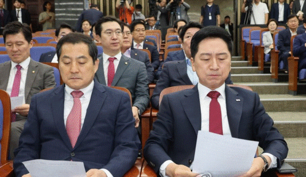 국민의힘 김기현 대표(오론쪽)와 박대출 정책위의장이 20일 오전 서울 여의도 국회에서 열린 의원총회에서 자료를 살펴보고 있다. 2023.6.20. 연합뉴스